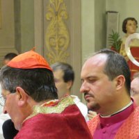 Il Cardinale Arcivescovo, assistito dal Pievano, pronuncia la preghiera conclusiva